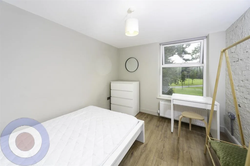 9 bedroom end of terrace house for rent