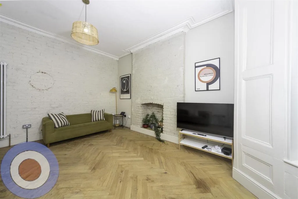 9 bedroom end of terrace house for rent