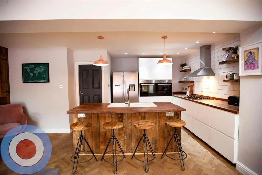 5 bedroom end of terrace house for rent