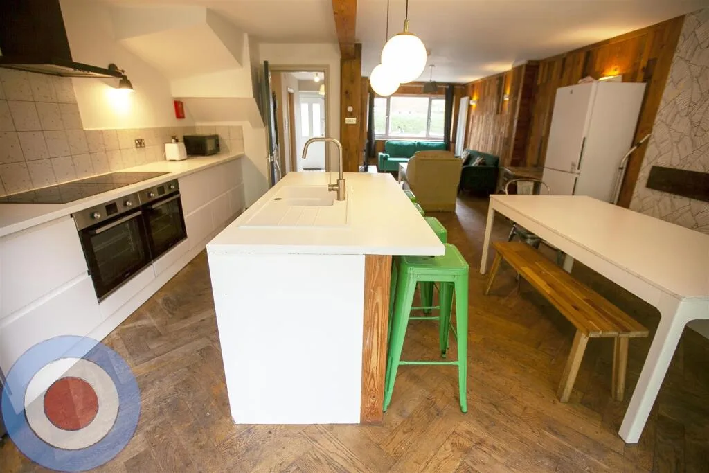 8 bedroom terraced house for rent