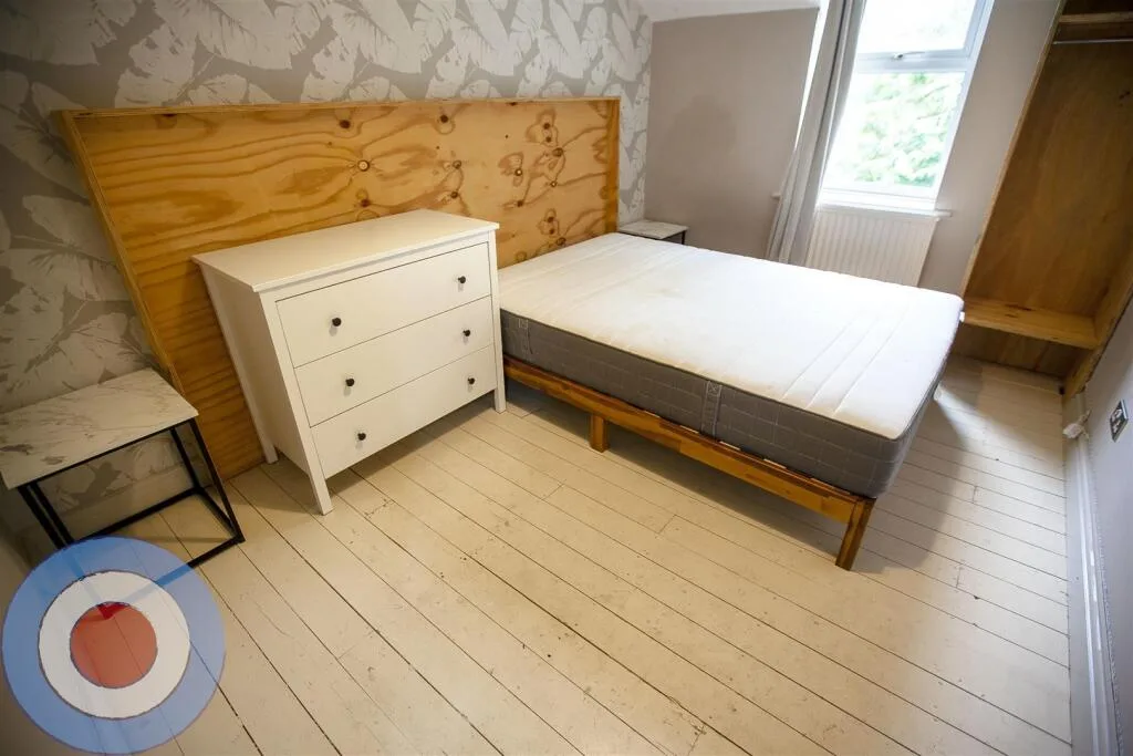 8 bedroom terraced house for rent