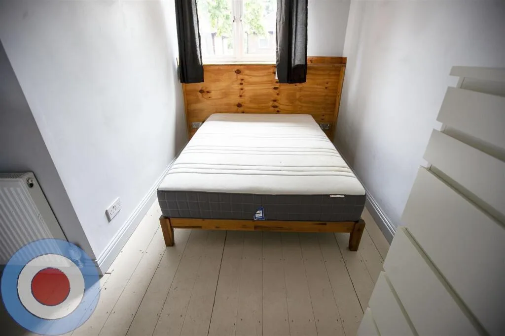8 bedroom terraced house for rent