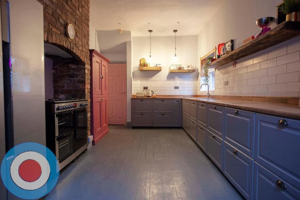 8 bedroom end of terrace house for rent