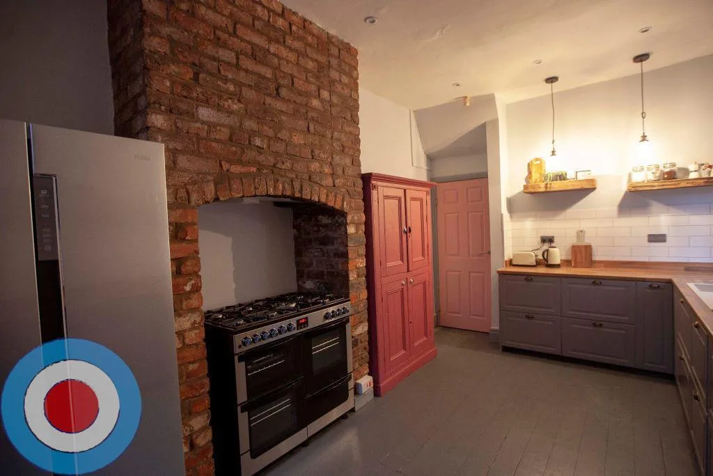 8 bedroom end of terrace house for rent