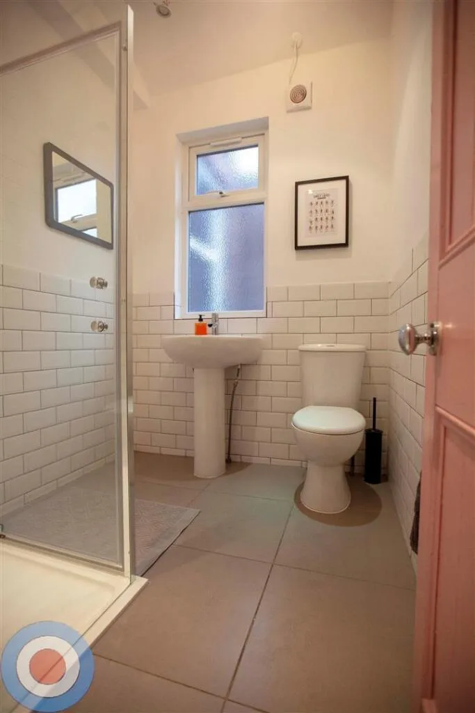 8 bedroom end of terrace house for rent
