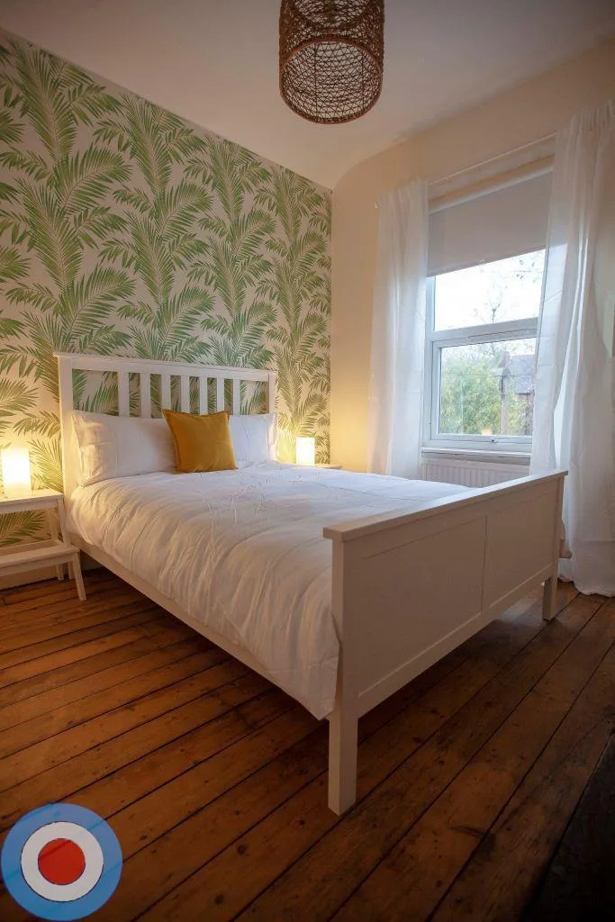 8 bedroom end of terrace house for rent