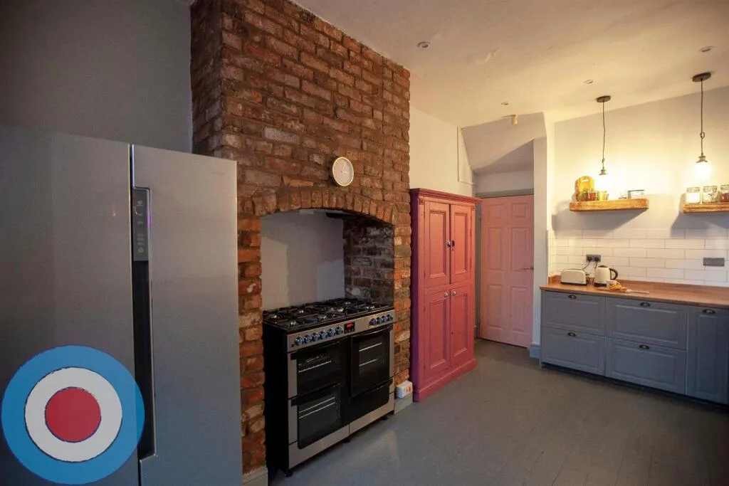 8 bedroom end of terrace house for rent