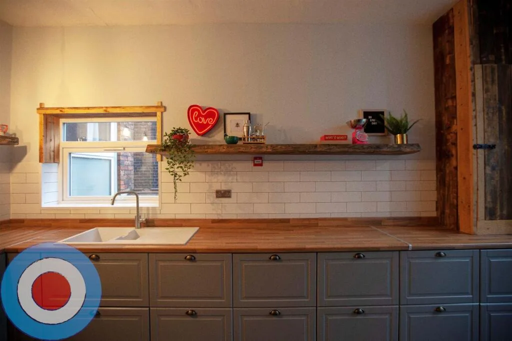 8 bedroom end of terrace house for rent