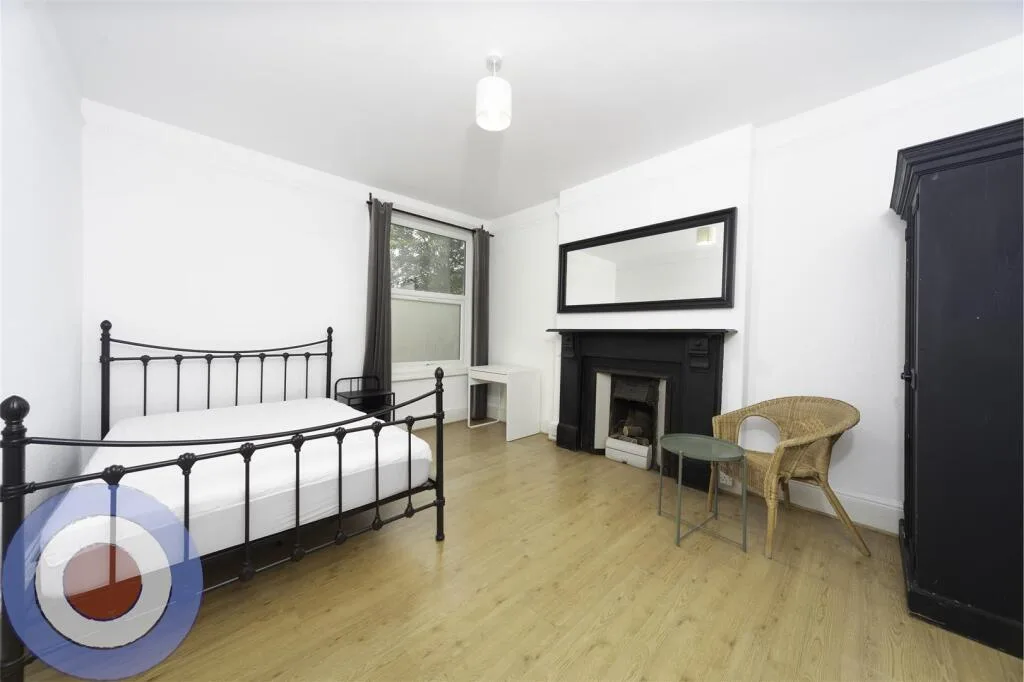 8 bedroom end of terrace house for rent