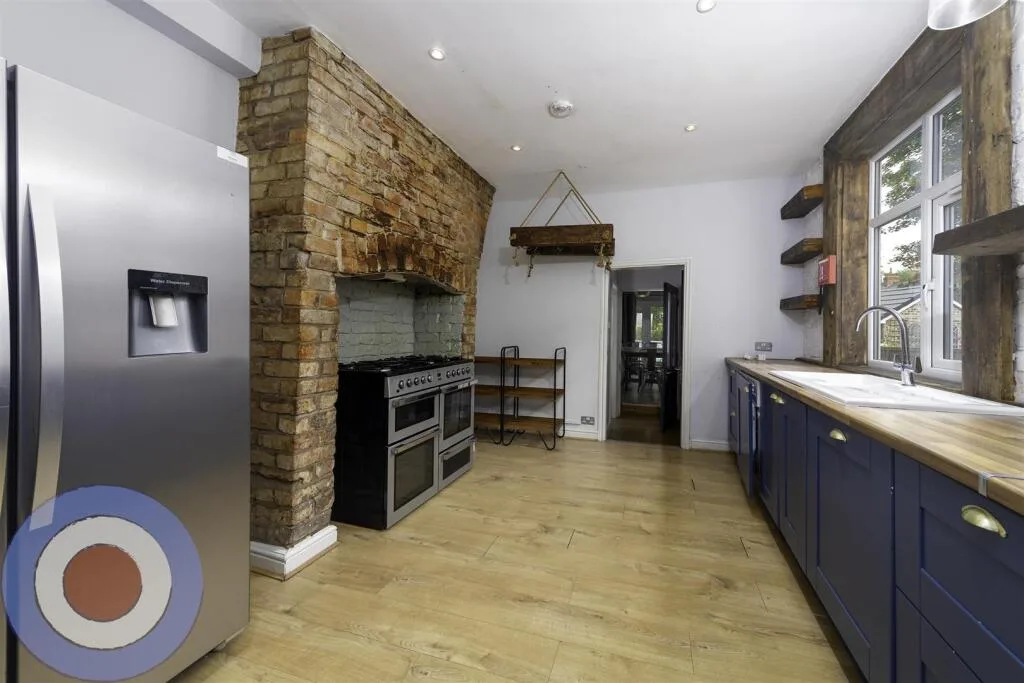 8 bedroom end of terrace house for rent