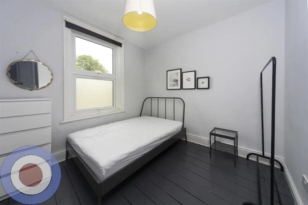 8 bedroom end of terrace house for rent