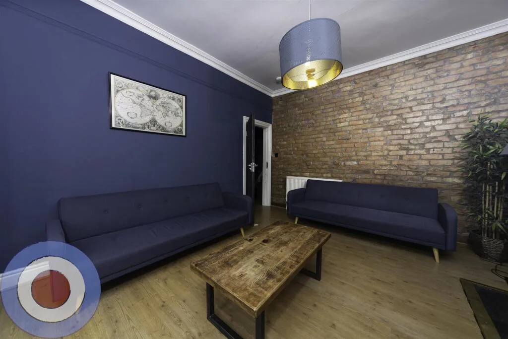8 bedroom end of terrace house for rent