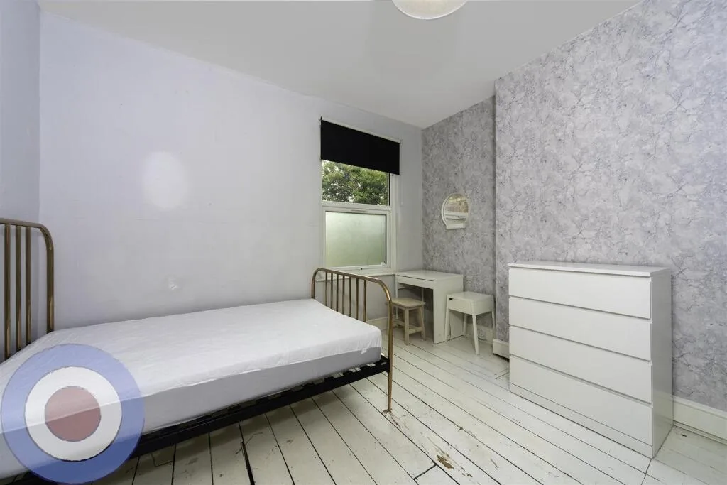 8 bedroom end of terrace house for rent