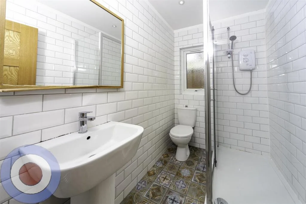 8 bedroom end of terrace house for rent
