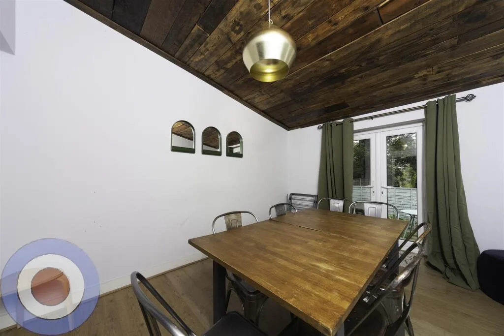 8 bedroom end of terrace house for rent