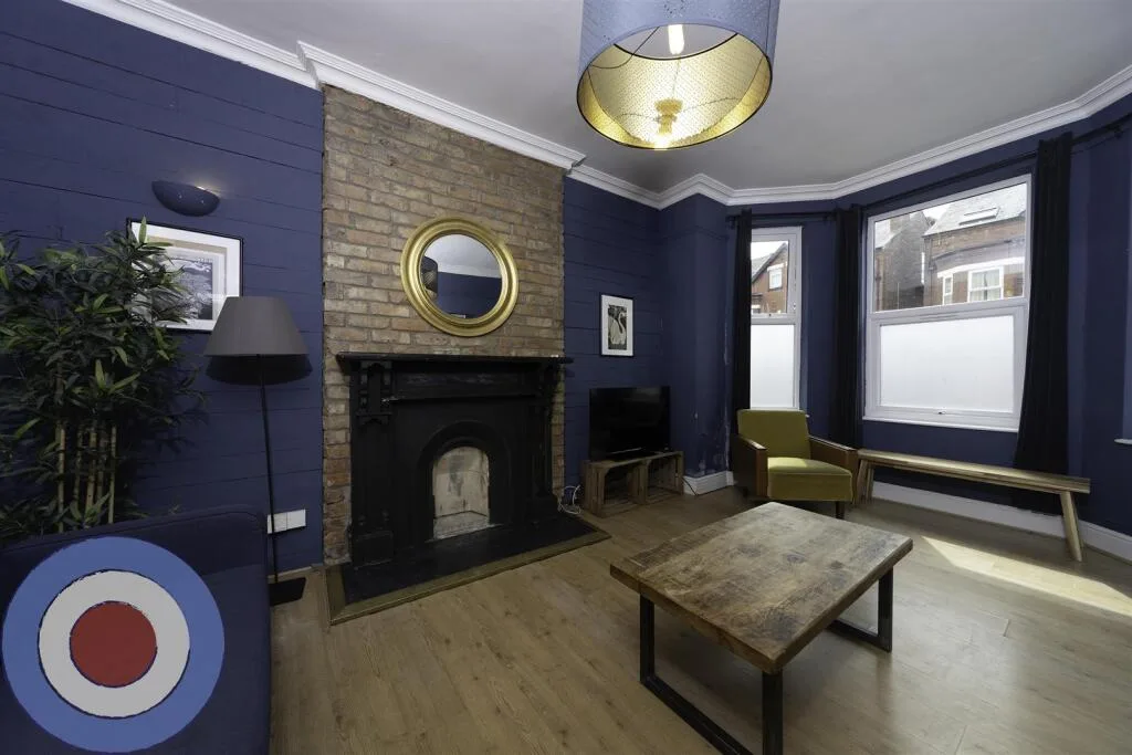 8 bedroom end of terrace house for rent