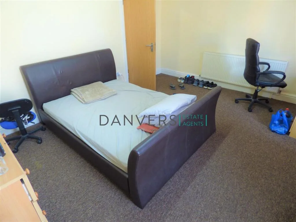 5 bedroom terraced house for rent