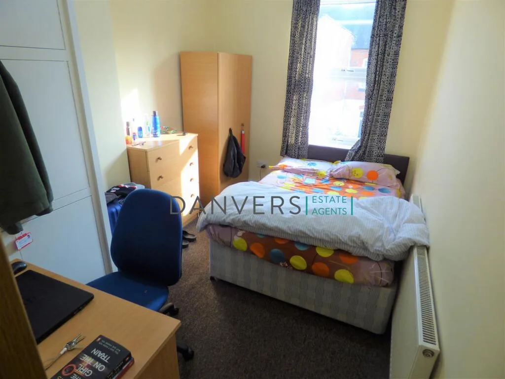 5 bedroom terraced house for rent