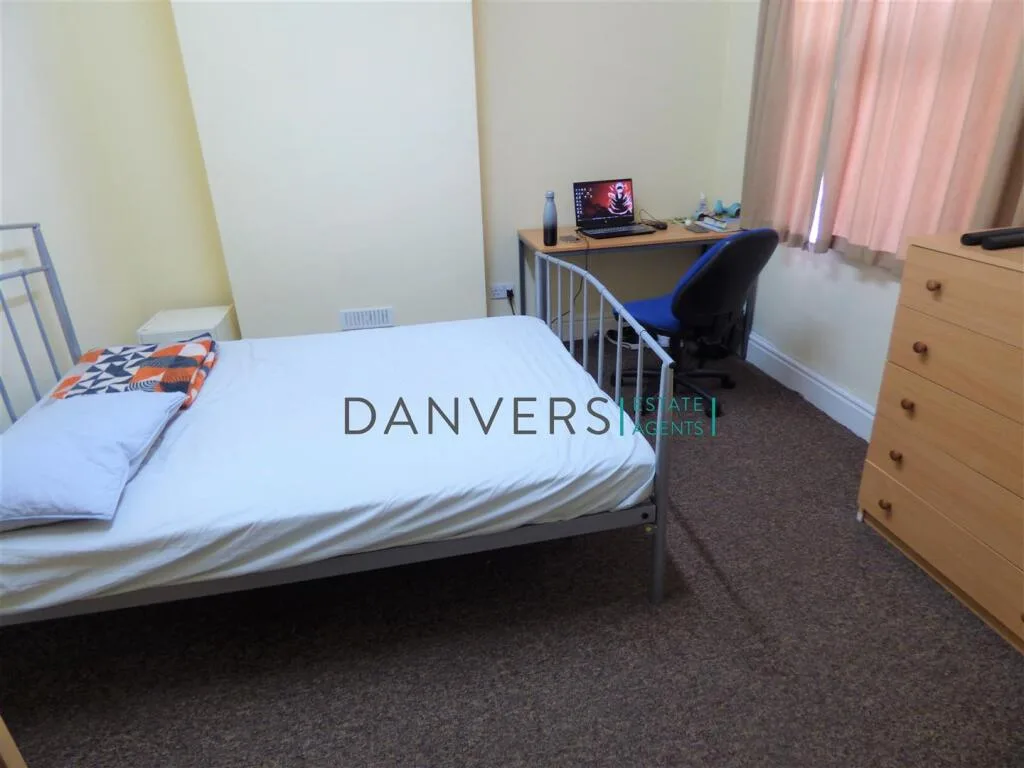 5 bedroom terraced house for rent