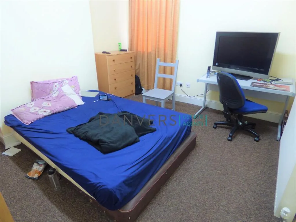 5 bedroom terraced house for rent