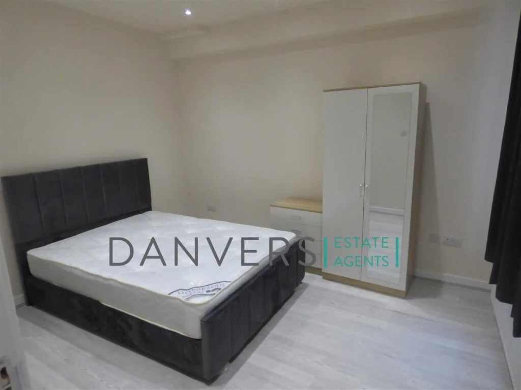 5 bedroom terraced house for rent