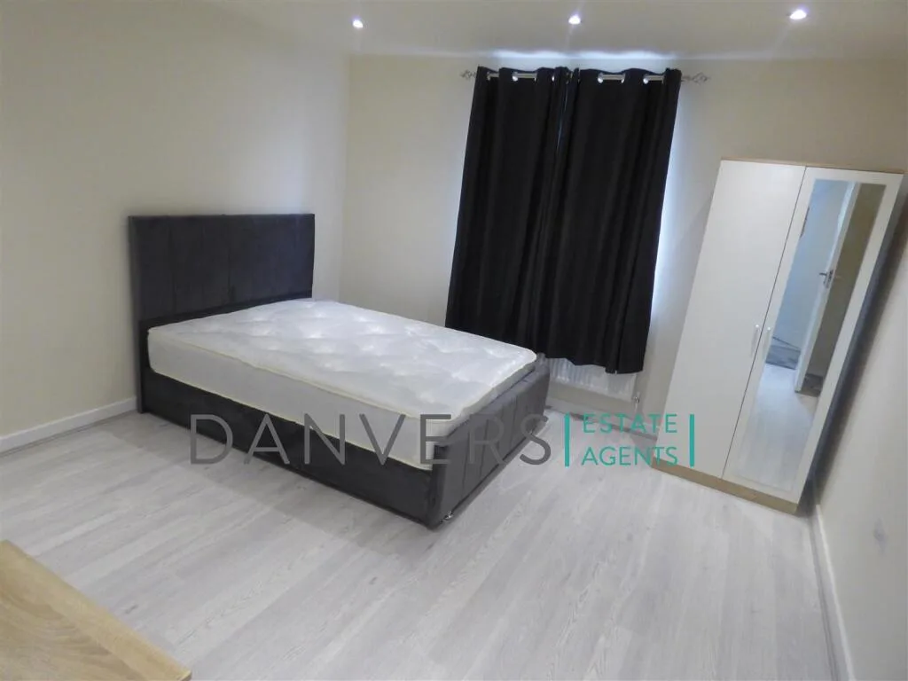 5 bedroom terraced house for rent
