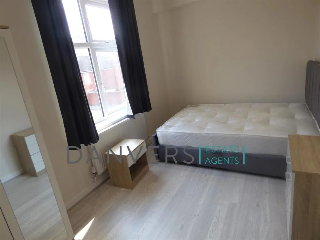 5 bedroom terraced house for rent