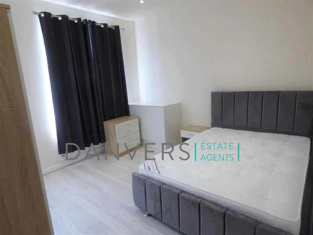 5 bedroom terraced house for rent