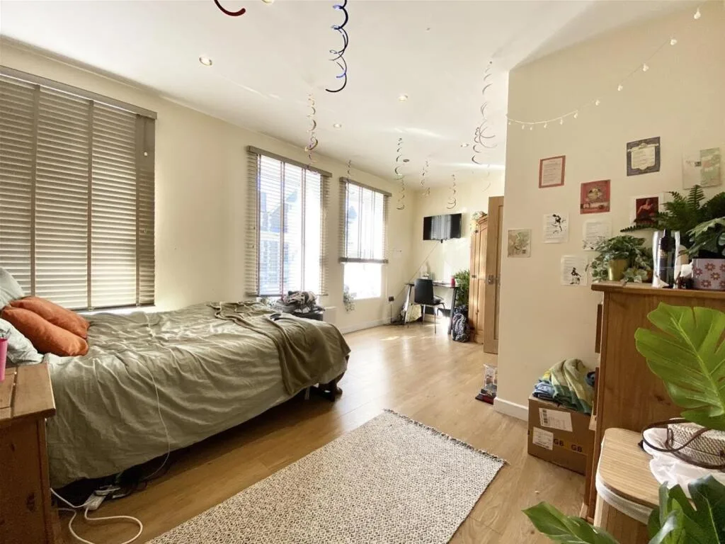 7 bedroom terraced house for rent