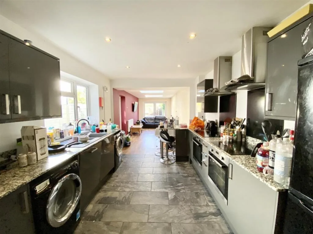 7 bedroom terraced house for rent