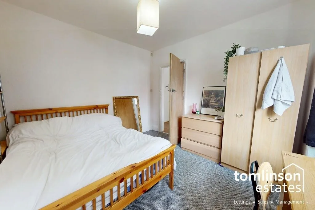 5 bedroom semi-detached house for rent