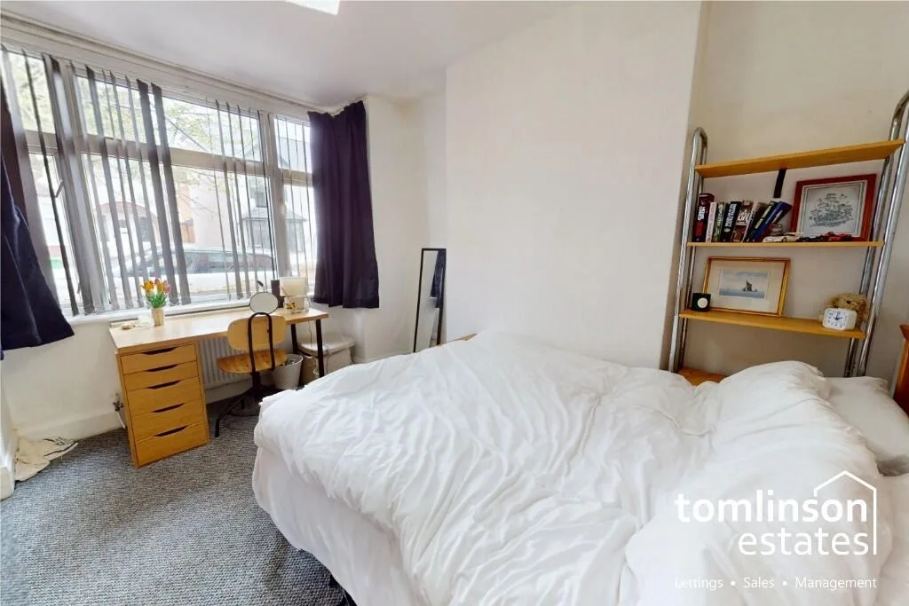 5 bedroom semi-detached house for rent