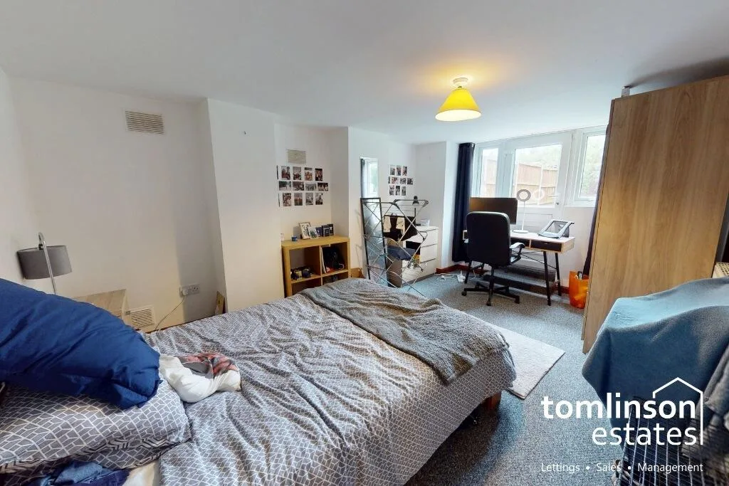 5 bedroom semi-detached house for rent