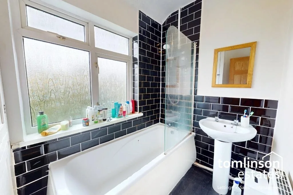 5 bedroom semi-detached house for rent