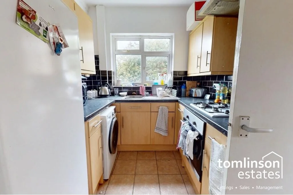 5 bedroom semi-detached house for rent