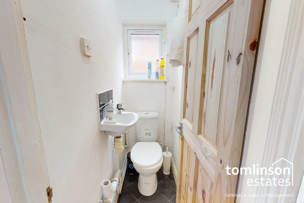 5 bedroom semi-detached house for rent