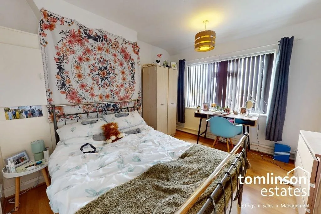 5 bedroom semi-detached house for rent