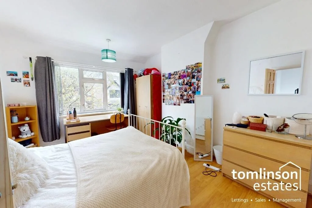 5 bedroom semi-detached house for rent
