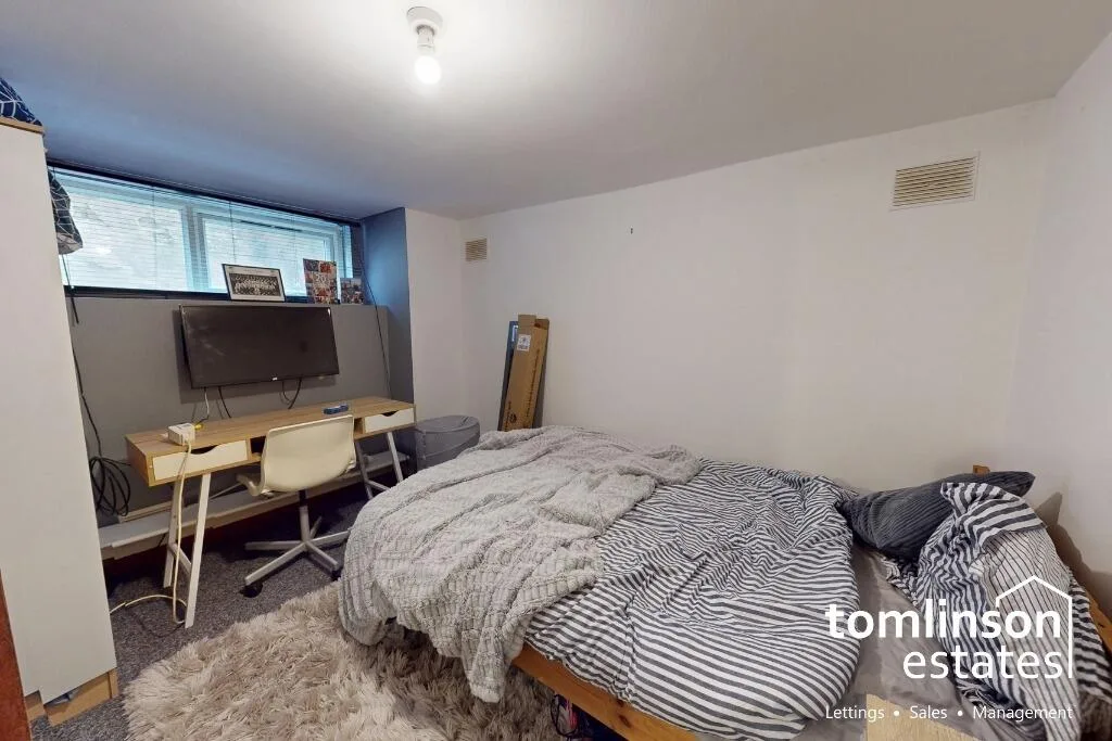 5 bedroom semi-detached house for rent