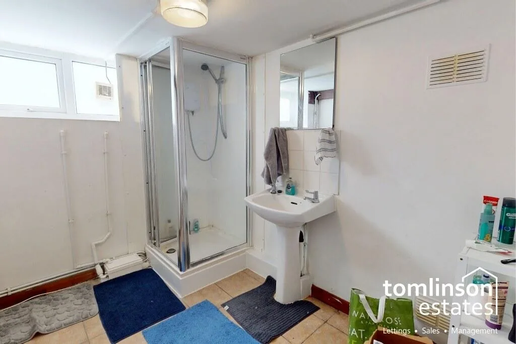 5 bedroom semi-detached house for rent