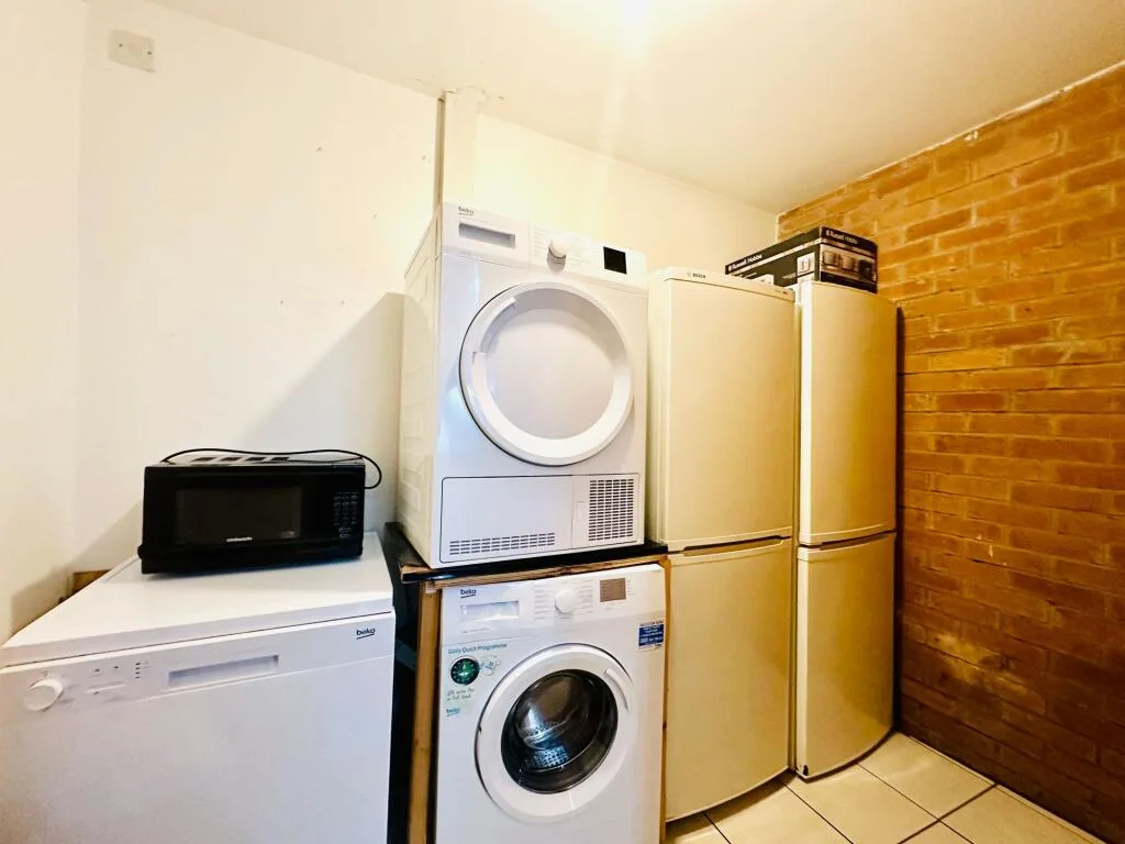 6 bedroom detached house for rent