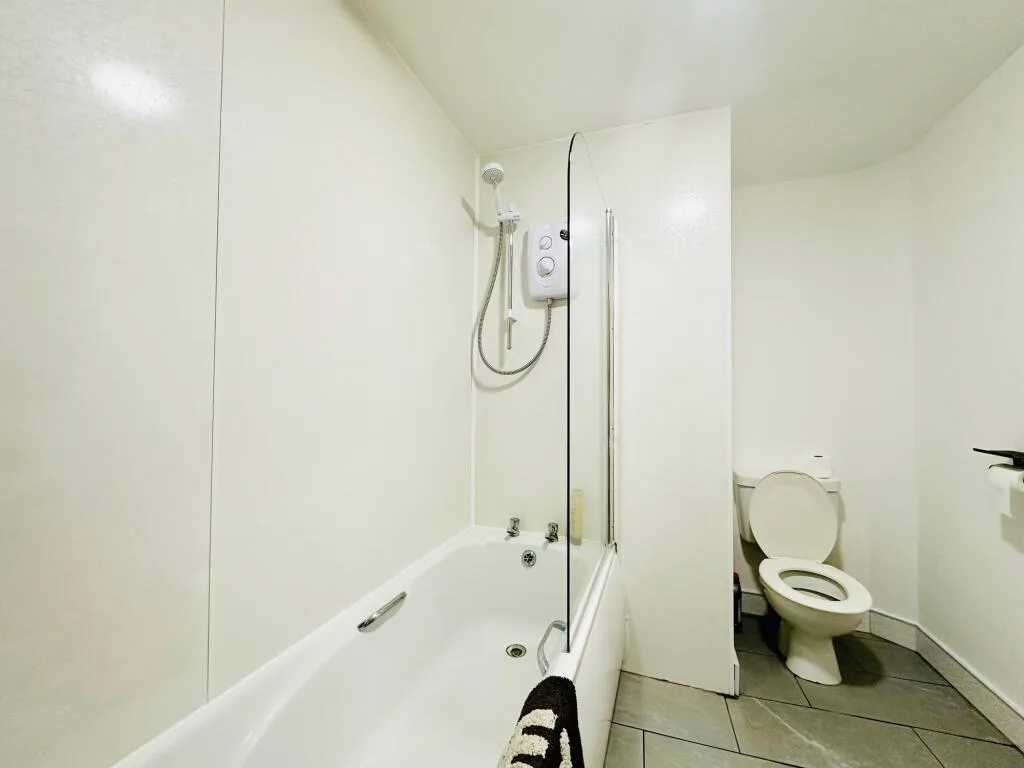 6 bedroom detached house for rent