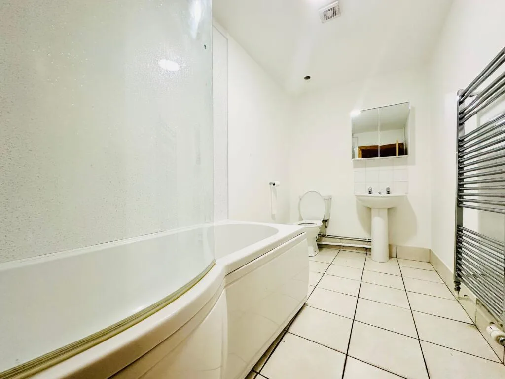 6 bedroom detached house for rent