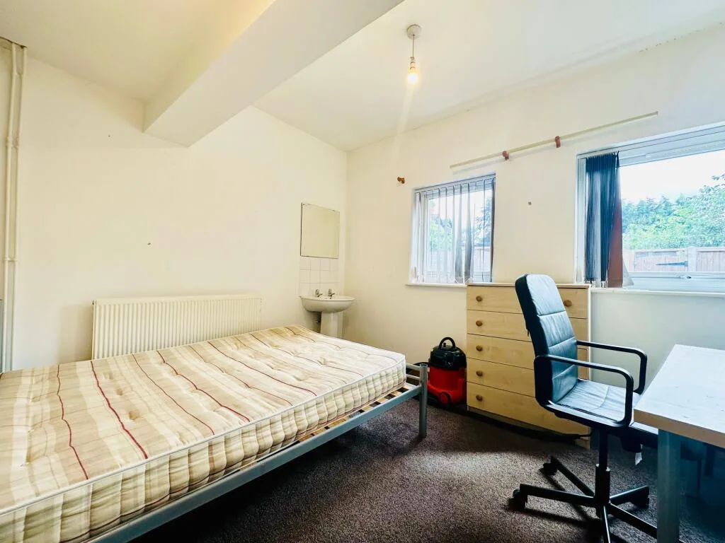 6 bedroom detached house for rent
