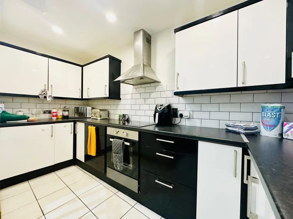 6 bedroom detached house for rent