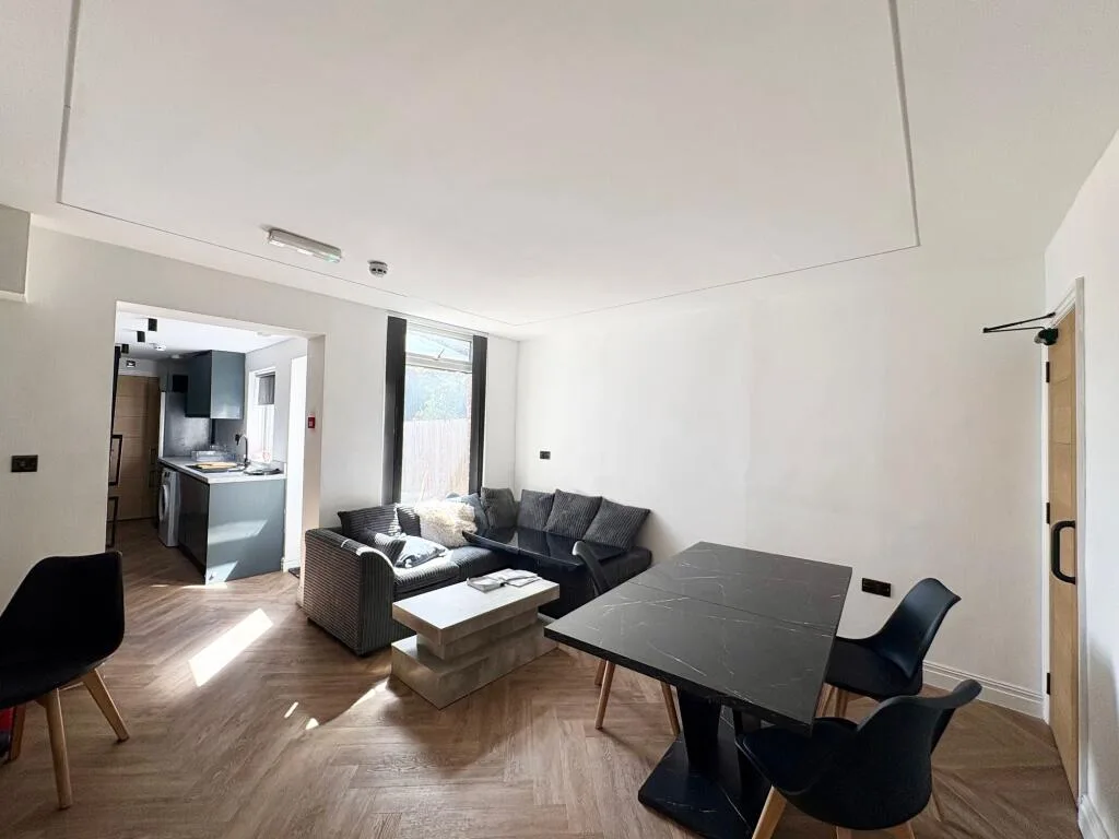 5 bedroom terraced house for rent