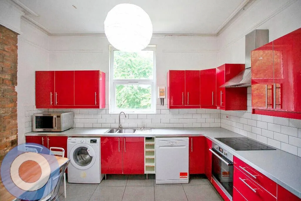 8 bedroom semi-detached house for rent