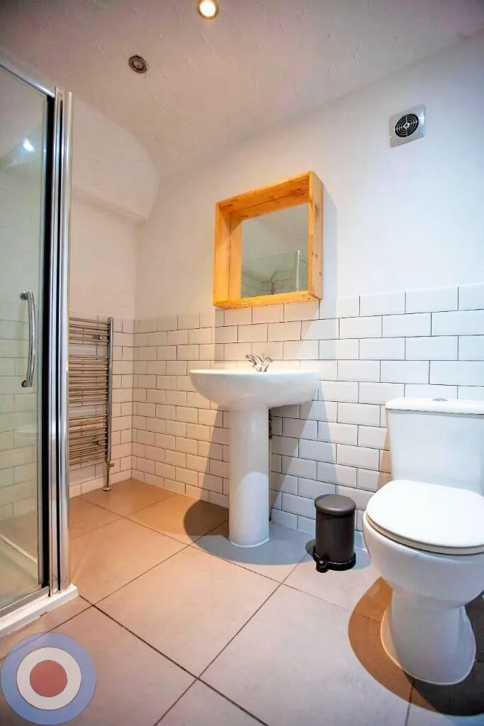 8 bedroom semi-detached house for rent