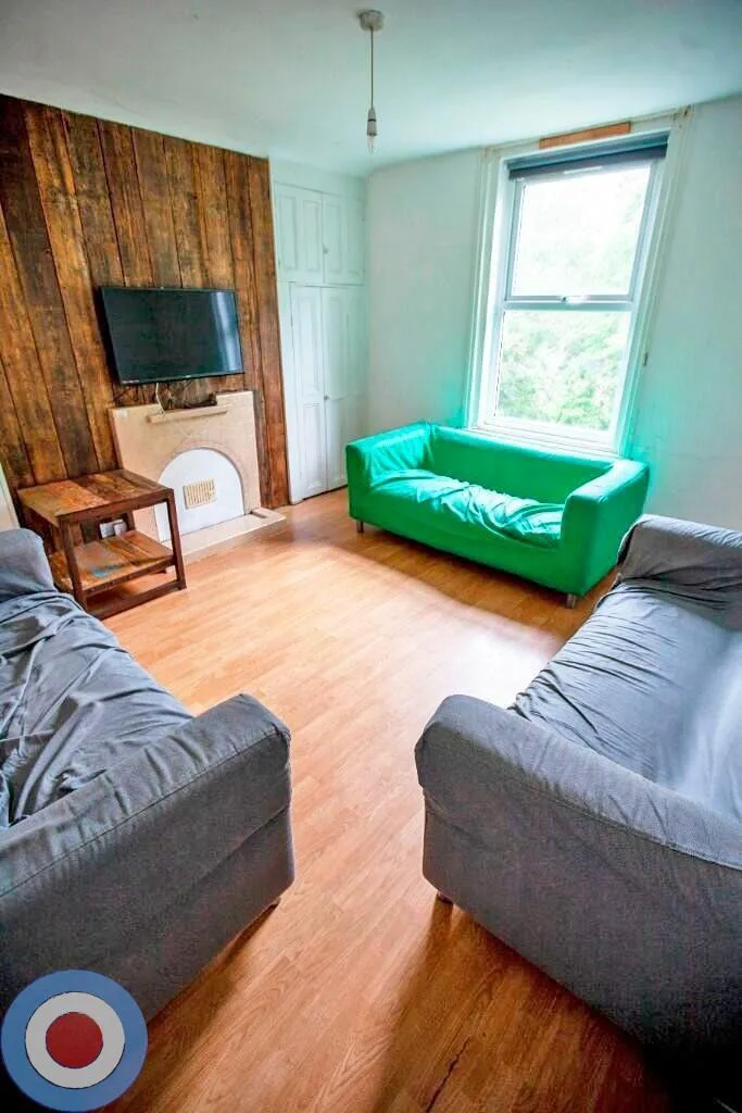 8 bedroom semi-detached house for rent