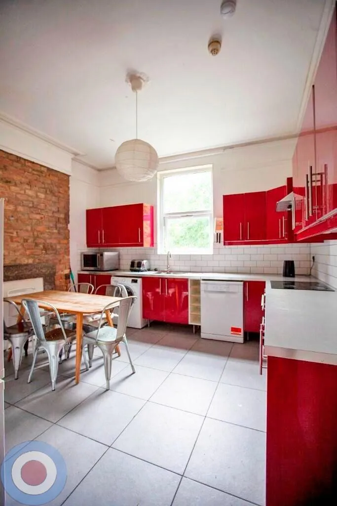 8 bedroom semi-detached house for rent